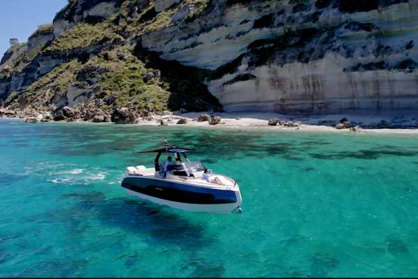 Blue Lagoon Cruise, INVICTUS GT280s Yacht
