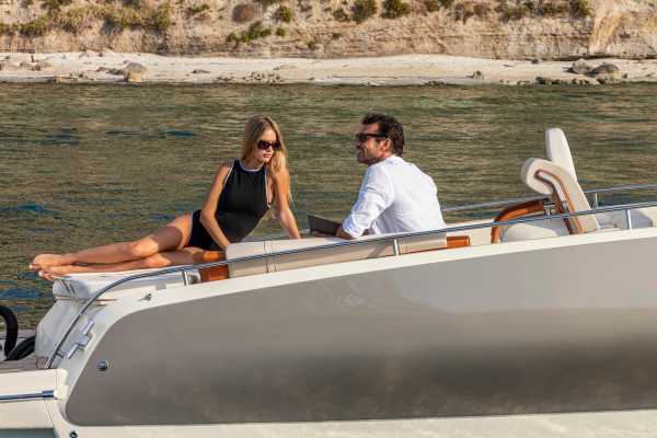 Blue Lagoon Cruise, INVICTUS GT280s Yacht