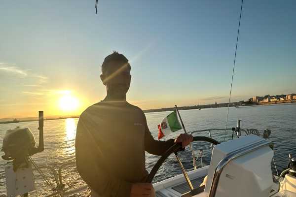 Aperitivo in barca a vela a Taormina