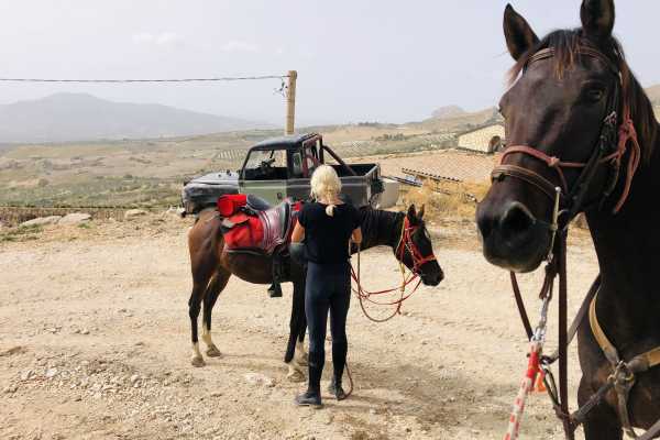Passeggiata a cavallo da Sciacca a Caltabellotta e brunch con un pastore siciliano