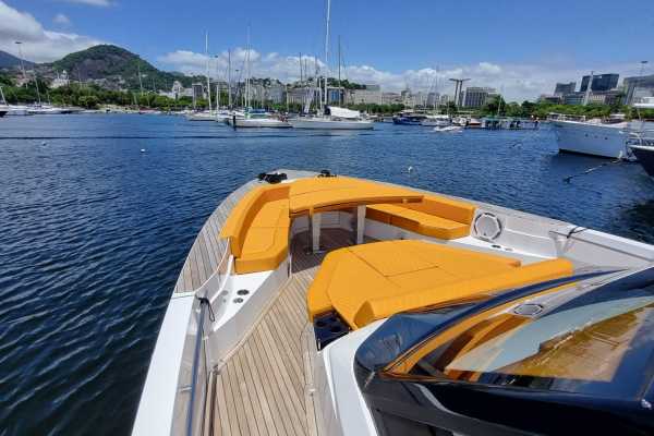 36ft Speedboat to Flamengo, Botafogo and Mureta da Urca and Vermelha Beach