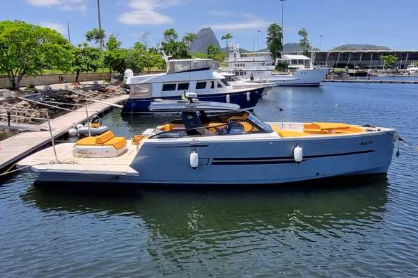 36ft Speedboat to Flamengo, Botafogo and Mureta da Urca and Vermelha Beach