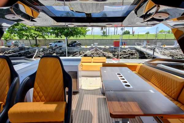 36ft Speedboat to Flamengo, Botafogo and Mureta da Urca and Vermelha Beach