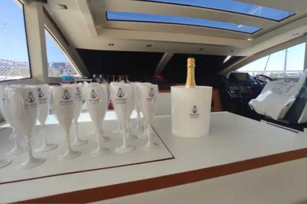 72ft Segue Yacht to Itaipu Beach