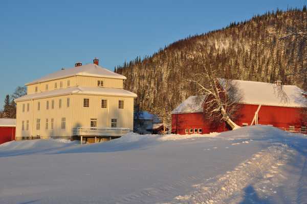 Snowshoe hike in Skj&aelig;kerfjella