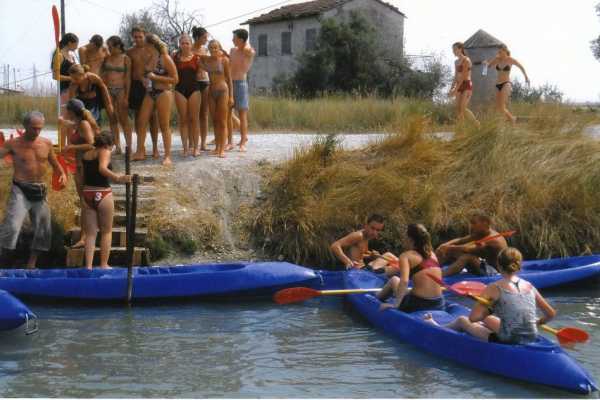 In canoa lungo il canale immissario della Salina