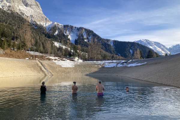 Eisbaden im Bergsee