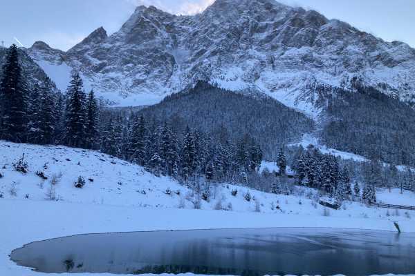 Eisbaden im Bergsee