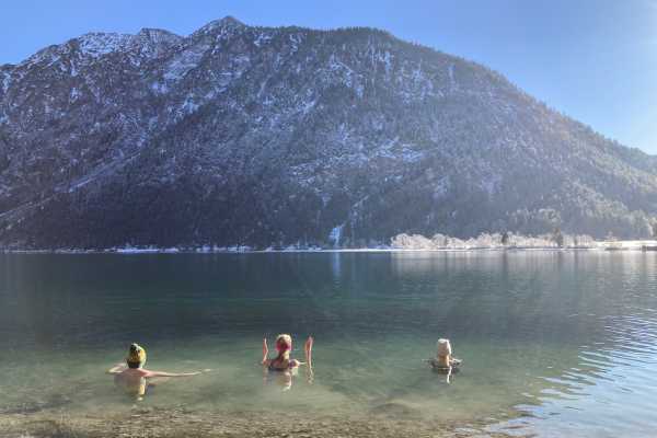 Eisbaden im Bergsee