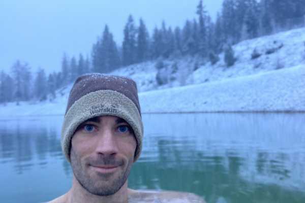 Eisbaden im Bergsee