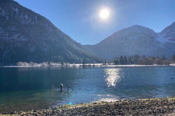 Eisbaden im Bergsee