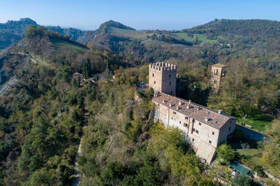 Bologna Welcome - eXtraBo Visita guidata al Borgo e all’Abbazia di Monteveglio e degustazione di Pignoletto - speciale Autunno fuori dal Comune