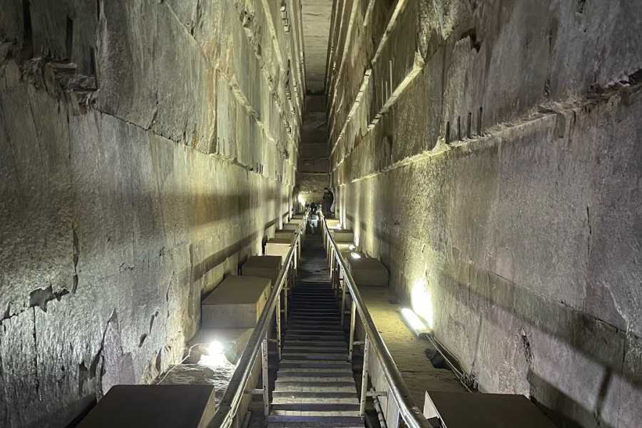 Deluxe Travel Private Giza Pyramids & Sphinx Tour with Entry to the Great Pyramid