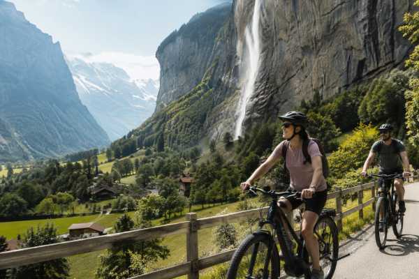 Private Limousine Tour: Lauterbrunnen Waterfalls & Giessbach Falls