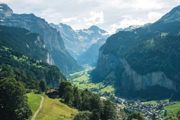 Private Limousine Tour: Lauterbrunnen Waterfalls & Giessbach Falls