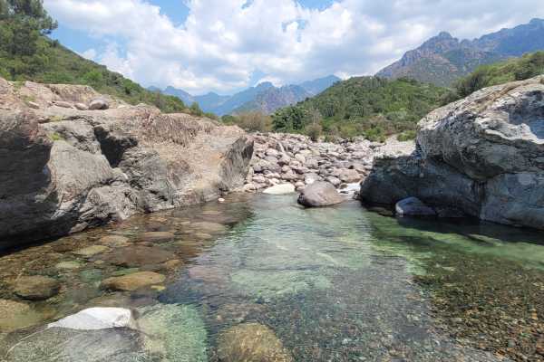 Kraxeln und Baden im Figarella Bach