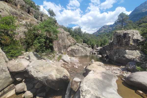 Kraxeln und Baden im Figarella Bach