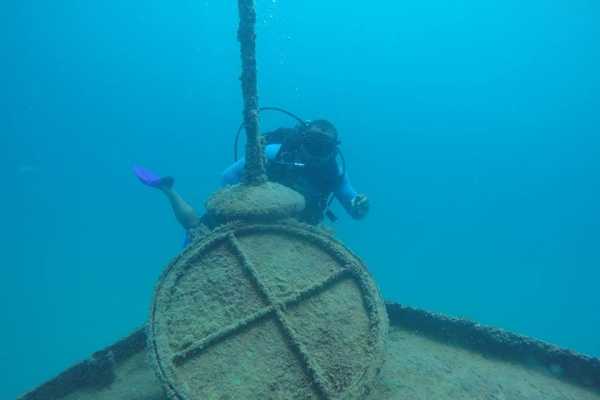 Scuba diving with lunch and pictures