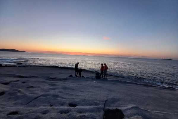 E-Bike Sonnenuntergang bei den Klippen in Lumio