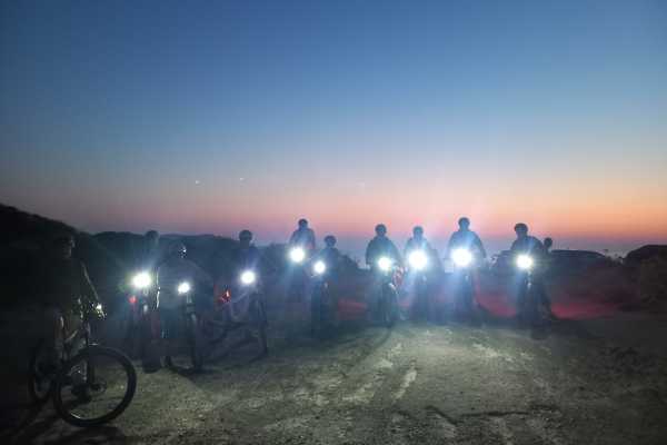 E-Bike Sonnenuntergang bei den Klippen in Lumio