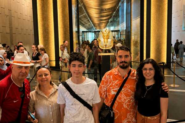 Giza Pyramids, Egyptian Museum & Khan El Khalili Tour