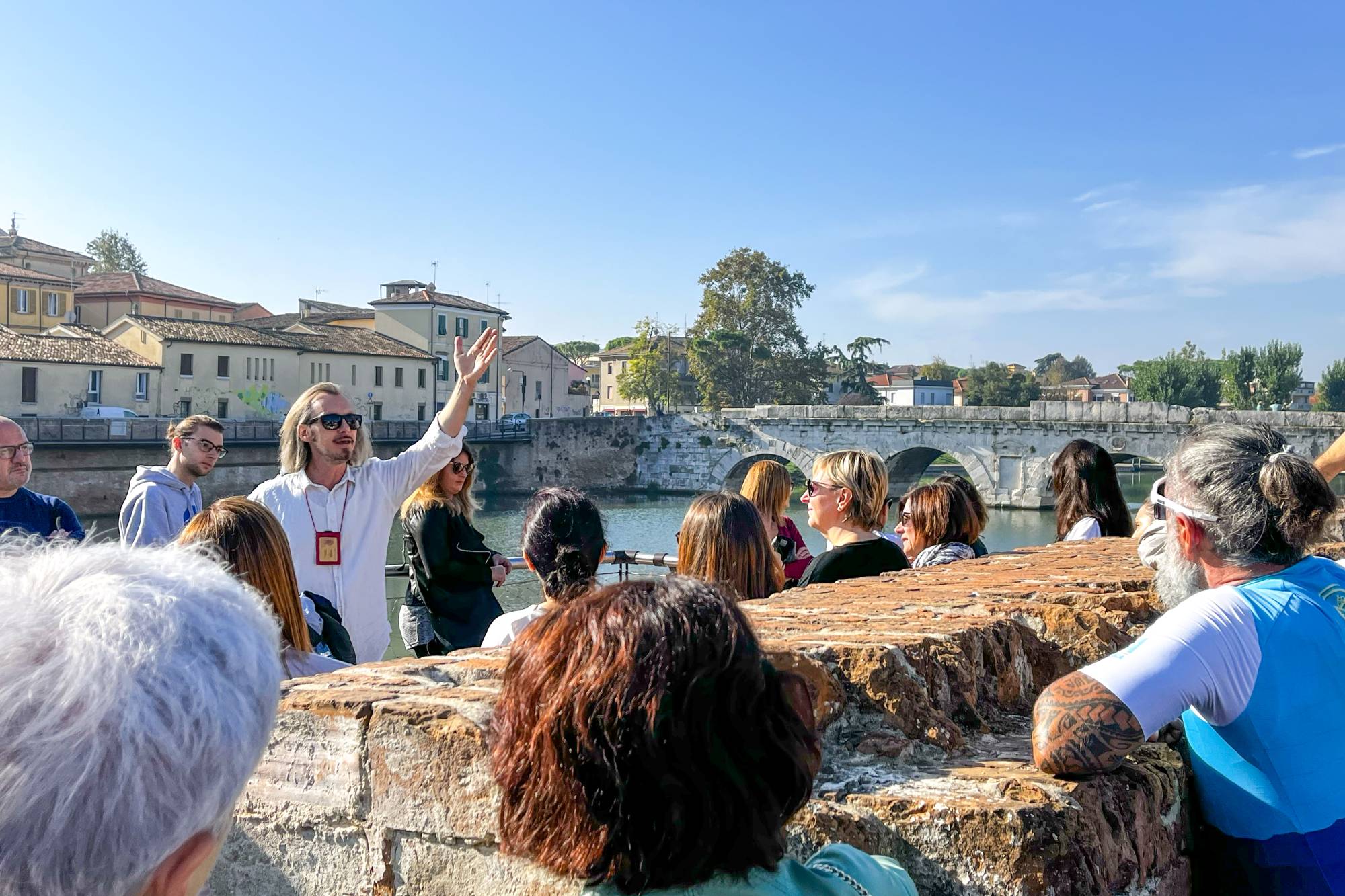 Tour: La Guida Irriverente: Oltre il decumano, tra ponti, leggende e murales