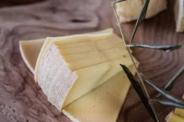 Hd 'Wine and Cheese Tour'.On Tuscan back roads