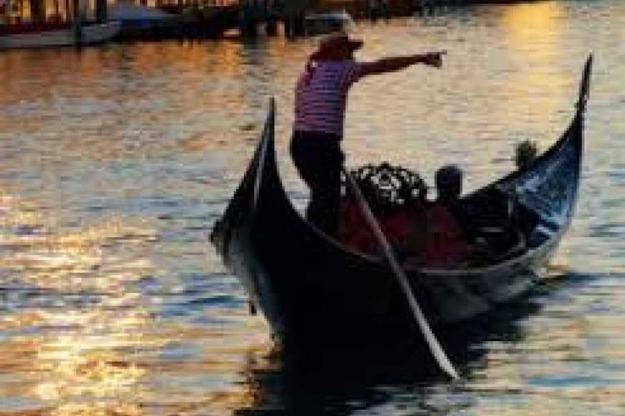 Italy on a Budget tours CLASSIC VENICE GONDOLA RIDE