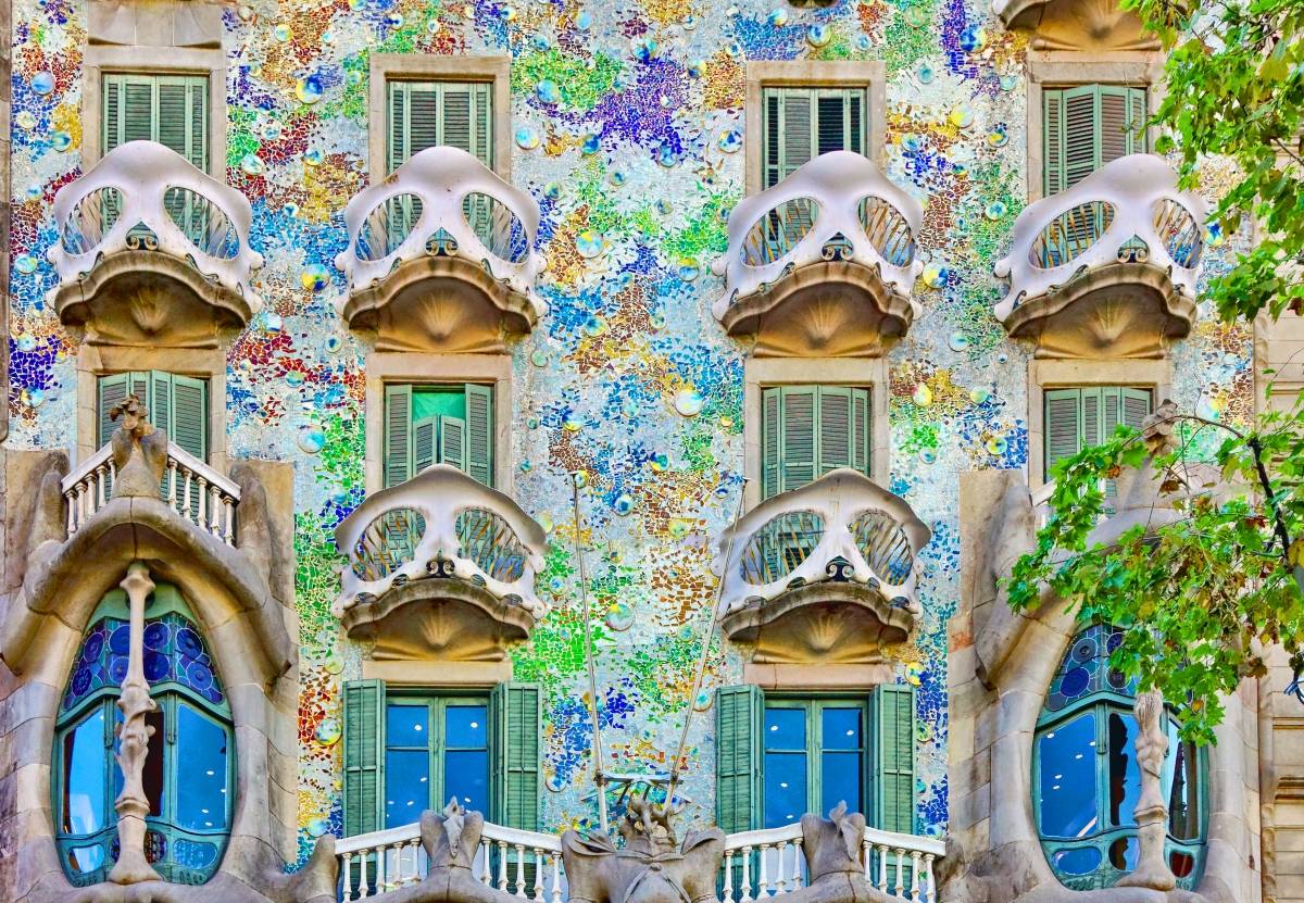 Barcelona Gaudí & Modernism Tour - Trips for 20-somethings to Europe's