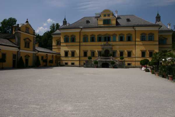 Sightseeing Tour with Palace Hellbrunn