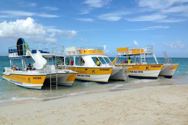 CORPORATE & GROUP BOATING CHARTERS