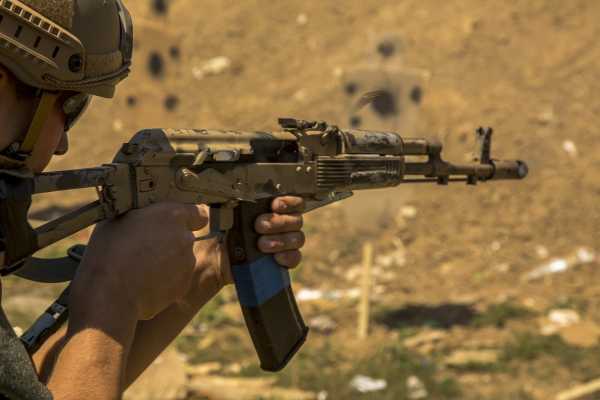 Tiro con Kalashnikov