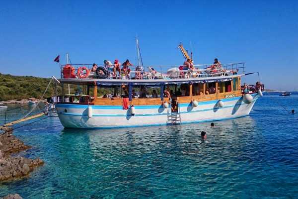 Boat excursion Pakleni islands / Joan