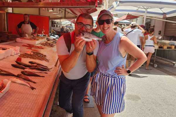Men&ugrave; della tradizione con un Cookinas e visita del mercato antico di Ortigia