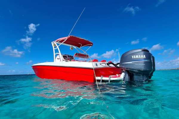 Experitours &lsquo;Freedom&rsquo; Private Sightseeing Boat Tour at Aruba with Snorkeling & Swimming