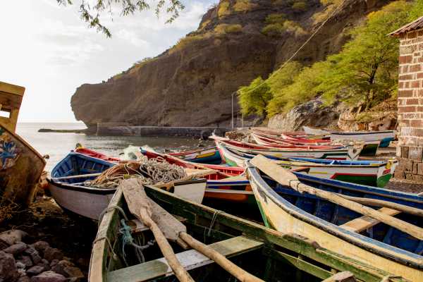 Mix Caminhada & Passeio De Barco: Praias de areia negra de Ribeira Da Barca