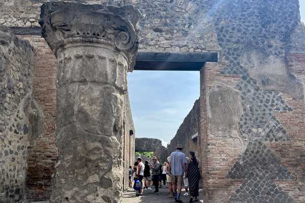 Pompeii & Volcanic Wine Experience with lunch - PRIVATE with transfer