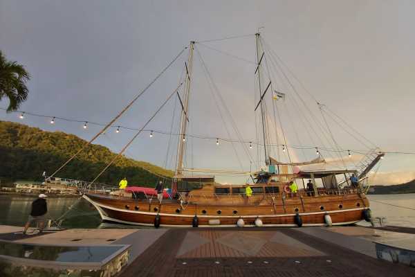 Overnight charter along the Pacific coast of Costa Rica