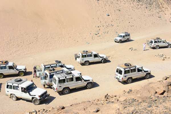 Private tour by Jeep Makadi Bay in Hurghada Desert