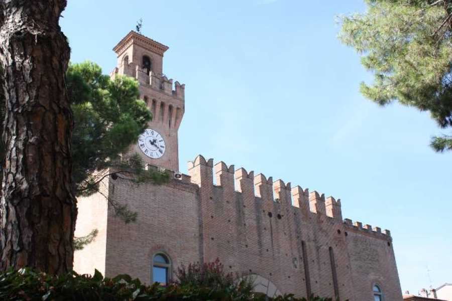 IF Imola Faenza (ERW) Cultural-gastronomic guided walk: an itinerant light lunch through the streets and squares of Castel San Pietro