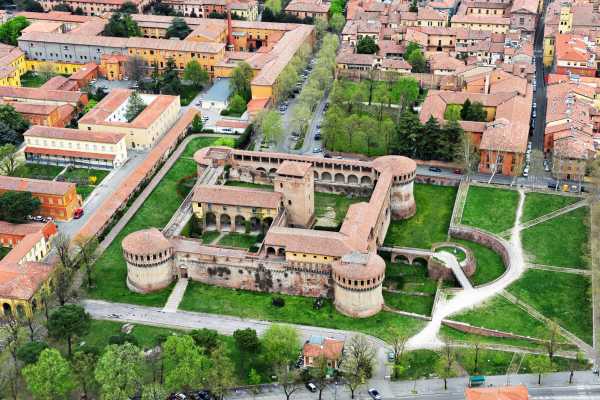 A food and wine walk in Imola with itinerant tastings