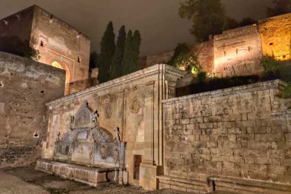 English tour: Legends of the Alhambra (m&aacute;x 10 people group)