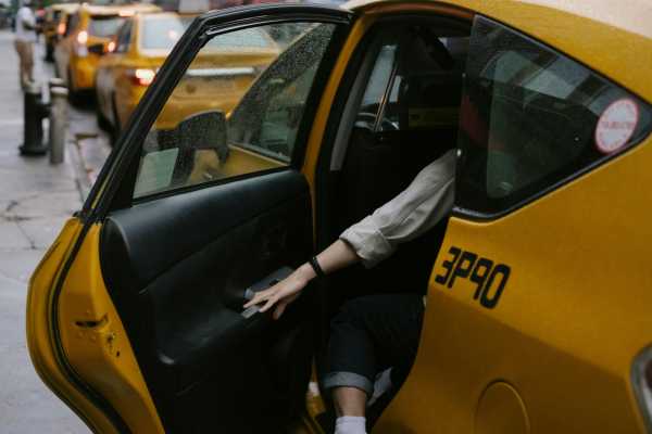 ترانسفير بسيارة سياحية من مطار اسطنبول إلى فندق في وسط اسطنبول