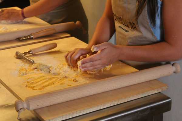 Lezione di cucina e visita al caseificio di Parmigiano Reggiano delle Vacche Rosse