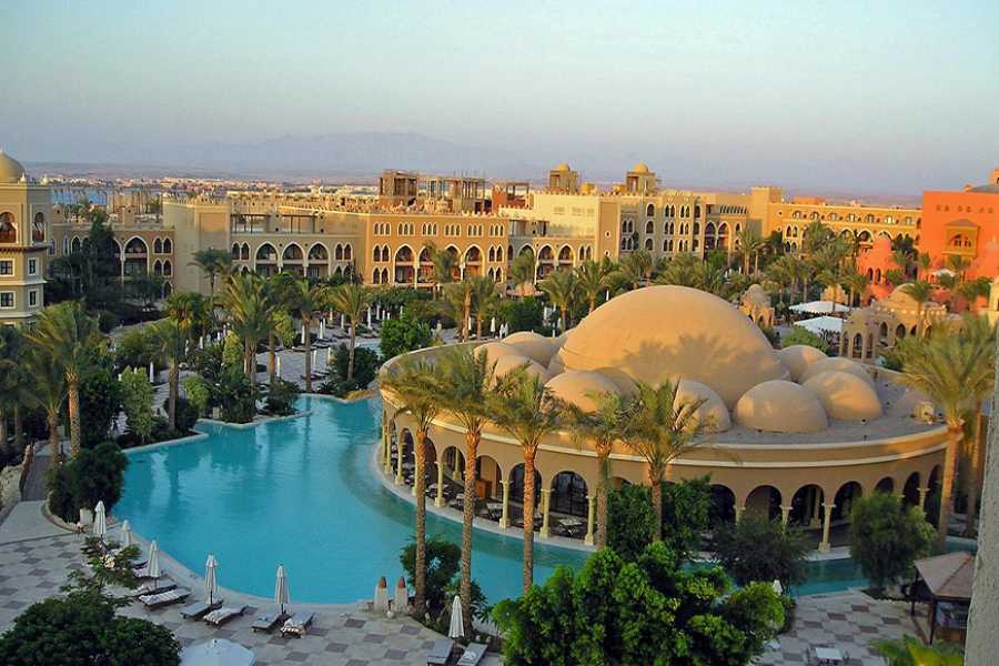 Egypt Tour packages Traslado desde el aeropuerto de Marsa Alam al hotel en Makadi.