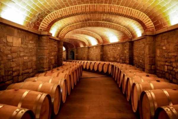 WINIERIES AND CHEESEFACTORIES