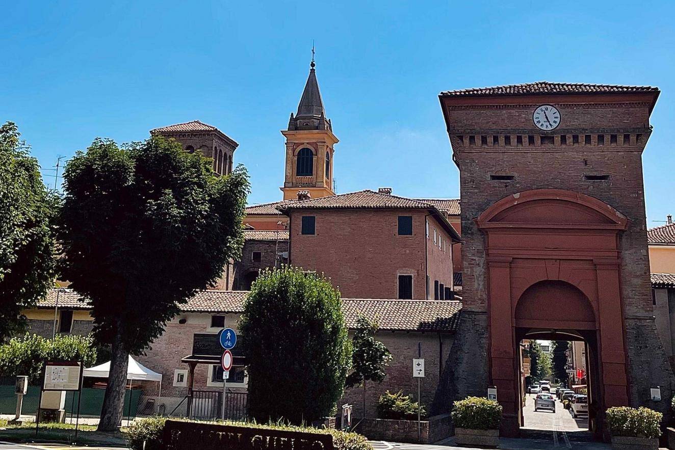 Secrets within the walls: the towers of Castel Guelfo - A journey among villas and castles