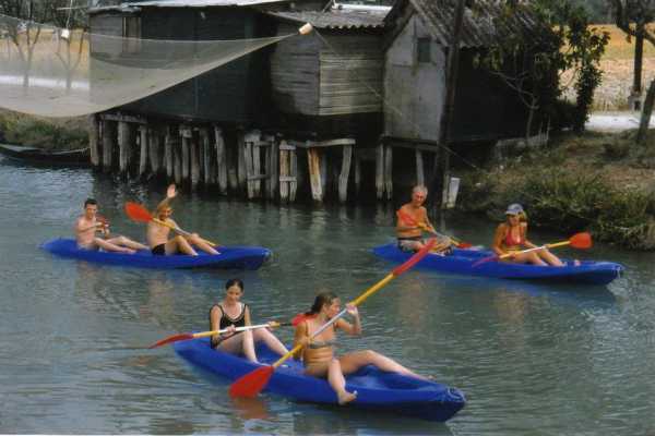 In canoa lungo il canale immissario della Salina
