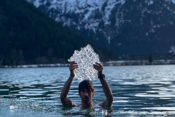 Eisbaden im Bergsee