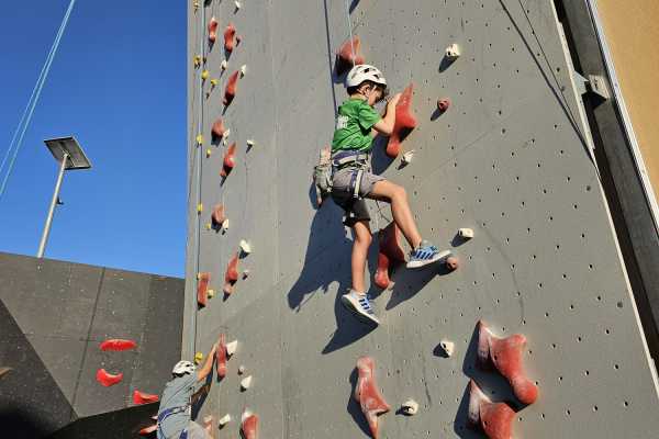 Kids climbing and bouldering group lesson (4-6) -1H